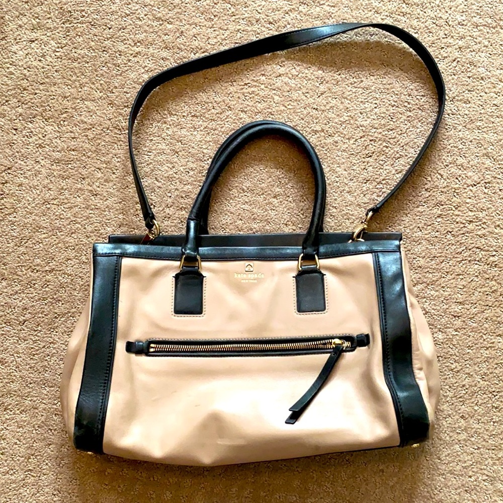 Adorable black and tan Kate Spade purse 😍